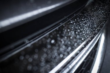 metalik parça daki su damlalarının bulanık soyut arka planı