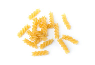 beyaz bir arka plan üzerinde izole pişmemiş makarna. Kuru makarna p