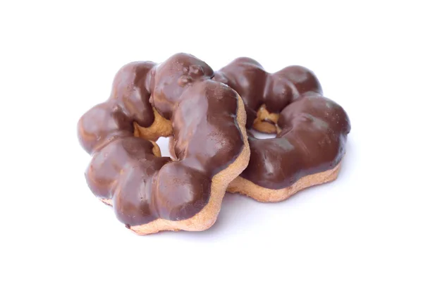 白い背景に分離された2つの甘いチョコレートドーナツ — ストック写真