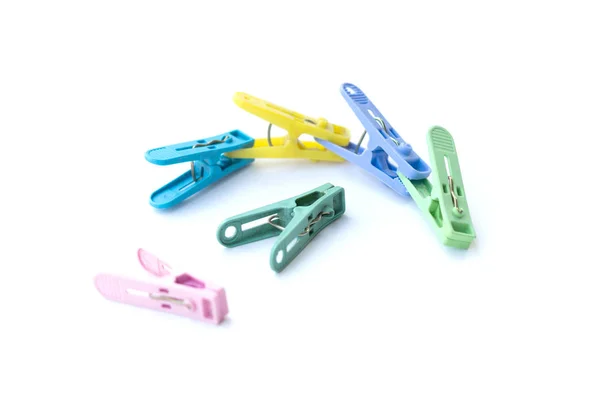 Stos kolorowych clothespins izolowane na białym tle — Zdjęcie stockowe