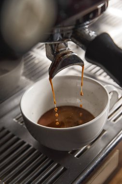 hazırlar ve kahve brews