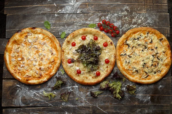 Pizza Auf Einem Dunklen Brett — Stockfoto