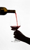 červené víno se nalije do sklenice