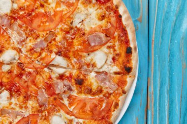 Tahta bir masada pizza.