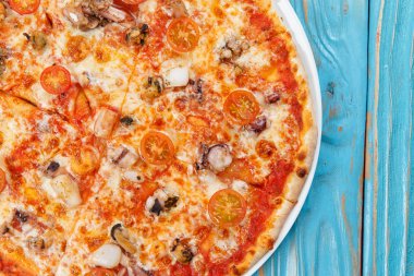 Tahta bir masada pizza.