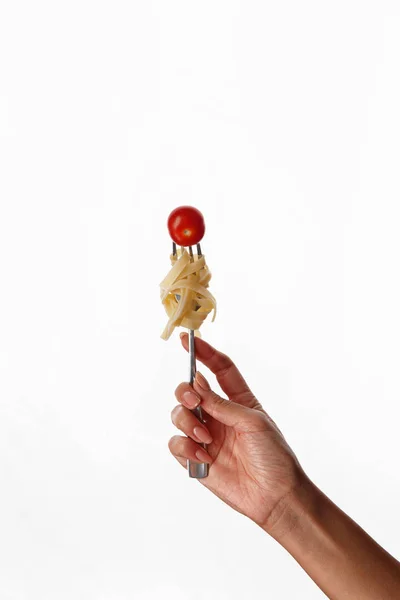 银叉与面食 西红柿酱和罗勒叶隔离在白色背景 — 图库照片