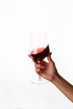 Bir kadeh kırmızı şarap tutan el.