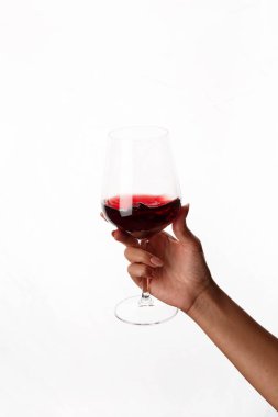 Bir kadeh kırmızı şarap tutan el.