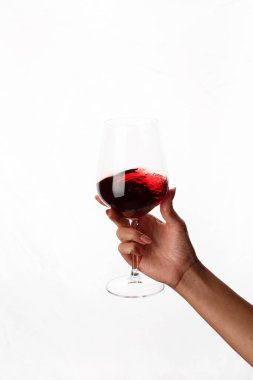 Bir kadeh kırmızı şarap tutan el.