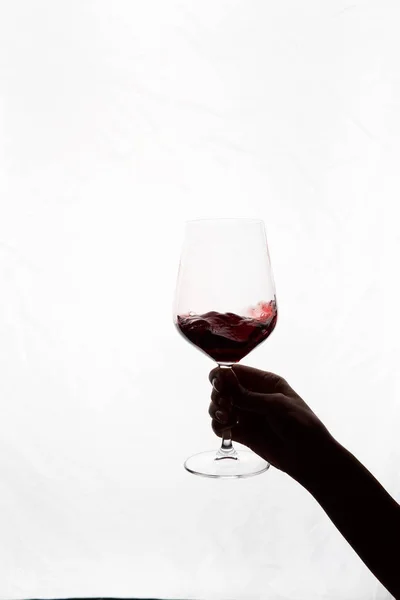 Handen Håller Ett Glas Rött Vin — Stockfoto