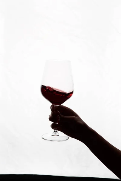 Handen Håller Ett Glas Rött Vin — Stockfoto