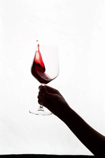 Kéz kezében egy pohár vörösbor — Stock Fotó