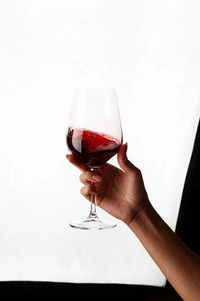 Hand holding a glass of red wine — Stock Photo, Image