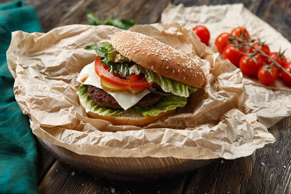 Sabrosa Hamburguesa Parrilla Hecha Casa Con Carne Res Tomate Queso — Foto de Stock
