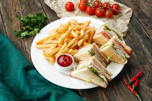 mini sandviç ve patates kızartması