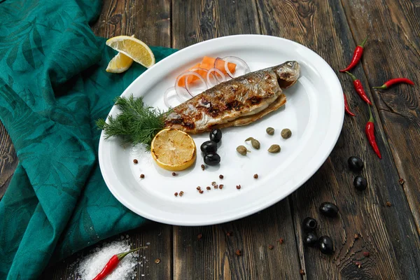 Gegrilde Zeebaars Het Houten Bord — Stockfoto