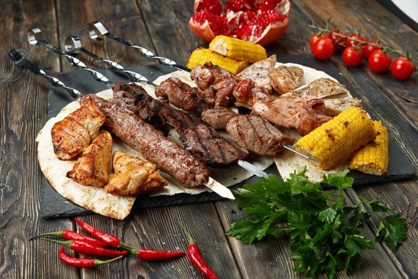 Çeşitler çeşitli barbekü yemek ızgara et, Barbekü partisi fest - şiş kebap, sosis, ızgara et fileto, taze sebze, sos, baharat, karanlık paslı beton, yukarıdaki tabloda kopya alanı