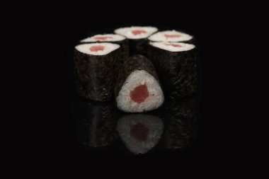 çeşitli suşi rulo siyah bir arka plan yansıması ile. Özellikle kafe ve restoranlar için