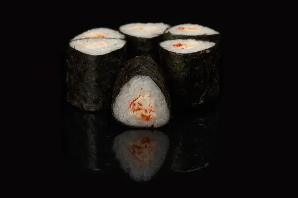 Különböző Sushi Tekercs Fekete Háttér Tükörképe Különösen Kávézók Éttermek — Stock Fotó