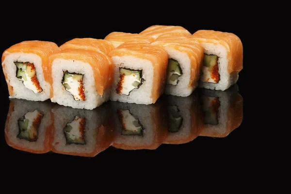 Verschiedene Sushi Rollen Auf Schwarzem Hintergrund Mit Reflexion Vor Allem — Stockfoto