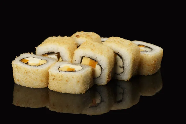 Verschiedene Sushi Rollen Auf Schwarzem Hintergrund Mit Reflexion Vor Allem — Stockfoto