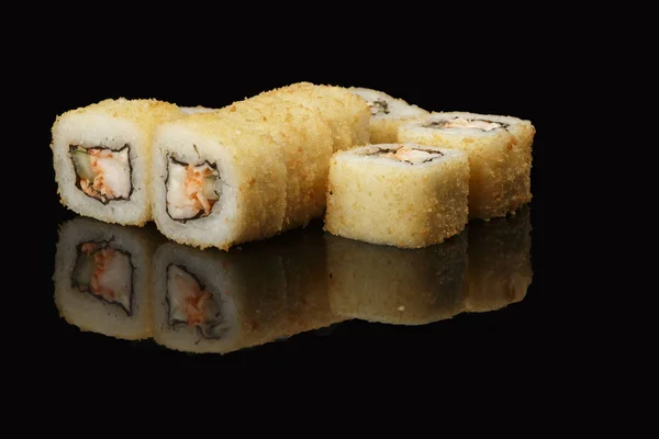 Różnych Sushi Toczy Się Czarnym Tle Odbicia Zwłaszcza Dla Kawiarnie — Zdjęcie stockowe