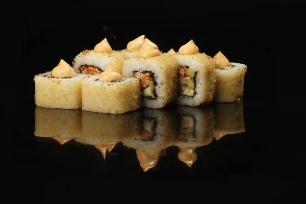 Różnych Sushi Toczy Się Czarnym Tle Odbicia Zwłaszcza Dla Kawiarnie — Zdjęcie stockowe