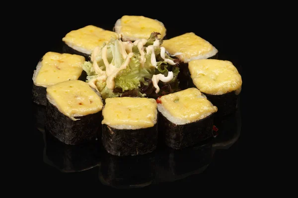 Różnych Sushi Toczy Się Czarnym Tle Odbicia Zwłaszcza Dla Kawiarnie — Zdjęcie stockowe