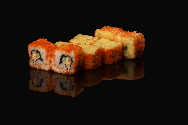 Olika Sushi Rullar Svart Bakgrund Med Reflektion Särskilt För Caféer — Stockfoto