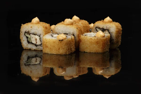 Vários Sushi Rola Fundo Preto Com Reflexão Especialmente Para Cafés — Fotografia de Stock