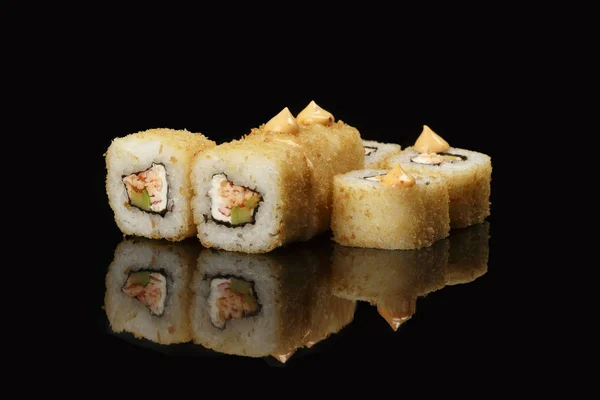 Olika Sushi Rullar Svart Bakgrund Med Reflektion Särskilt För Caféer — Stockfoto