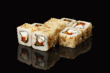 çeşitli suşi rulo siyah bir arka plan yansıması ile. Özellikle kafe ve restoranlar için