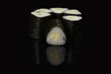 çeşitli suşi rulo siyah bir arka plan yansıması ile. ESPE