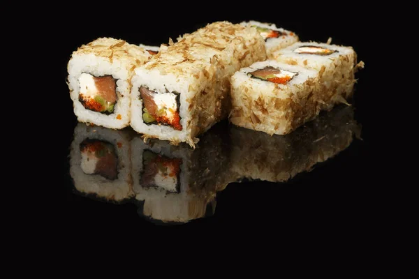 Różnych Sushi Toczy Się Czarnym Tle Odbicia Zwłaszcza Dla Kawiarnie — Zdjęcie stockowe