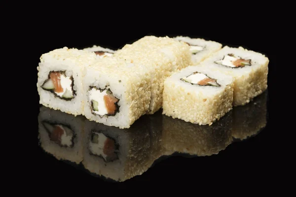 Różnych Sushi Toczy Się Czarnym Tle Odbicia Zwłaszcza Dla Kawiarnie — Zdjęcie stockowe