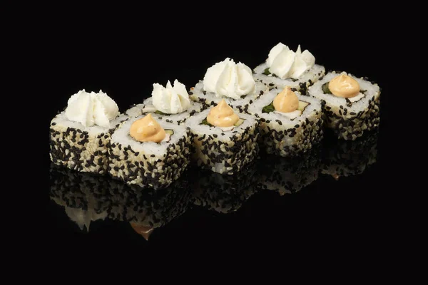 Verschillende Sushi Broodjes Een Zwarte Achtergrond Met Reflectie Vooral Voor — Stockfoto