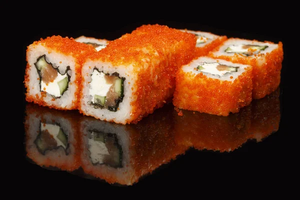 Verschiedene Sushi Rollen Auf Schwarzem Hintergrund Mit Reflexion Vor Allem — Stockfoto