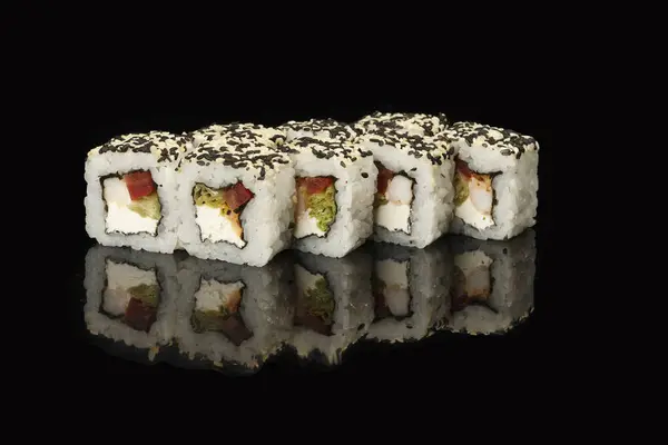 Verschillende Sushi Broodjes Een Zwarte Achtergrond Met Reflectie Vooral Voor — Stockfoto