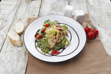 tavuk ve taze sebze salatası