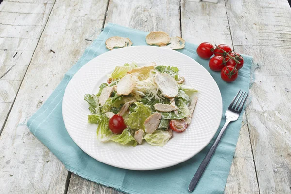 Caesar Salade Met Kip Groenten Houten Tafel — Stockfoto