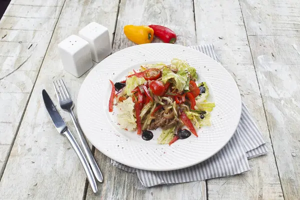Salade Met Rundvlees Verse Groenten — Stockfoto