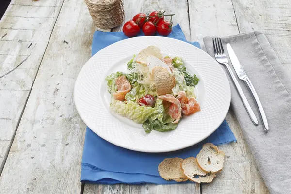 Salada Com Salmão Legumes Frescos — Fotografia de Stock