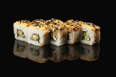 çeşitli suşi rulo siyah bir arka plan yansıması ile. Özellikle kafe ve restoranlar için