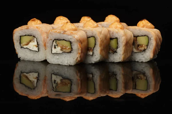 Różnych Sushi Toczy Się Czarnym Tle Odbicia Zwłaszcza Dla Kawiarnie — Zdjęcie stockowe