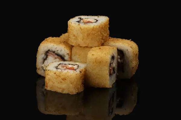 Różnych Sushi Toczy Się Czarnym Tle Odbicia Zwłaszcza Dla Kawiarnie — Zdjęcie stockowe