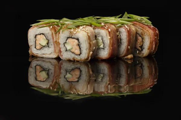 Różnych Sushi Toczy Się Czarnym Tle Odbicia Zwłaszcza Dla Kawiarnie — Zdjęcie stockowe