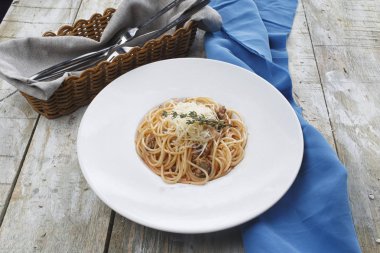 Spagetti bolognese yahni sos ve parmesan peyniri ile