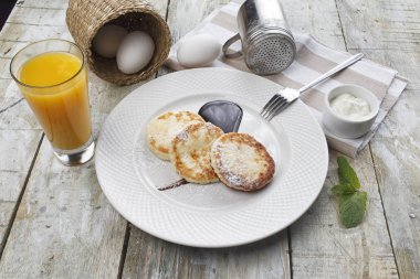 Cheesecake kahvaltı reçel ve portakal suyu ile