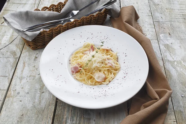 Carbonara Makaron Spaghetti Boczkiem Parmezanem Carbonara Makaron Białym Talerzu Parmezanem — Zdjęcie stockowe