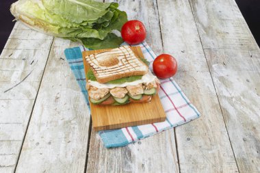 Izgara tavuklu sandviç salata ve peynir ile